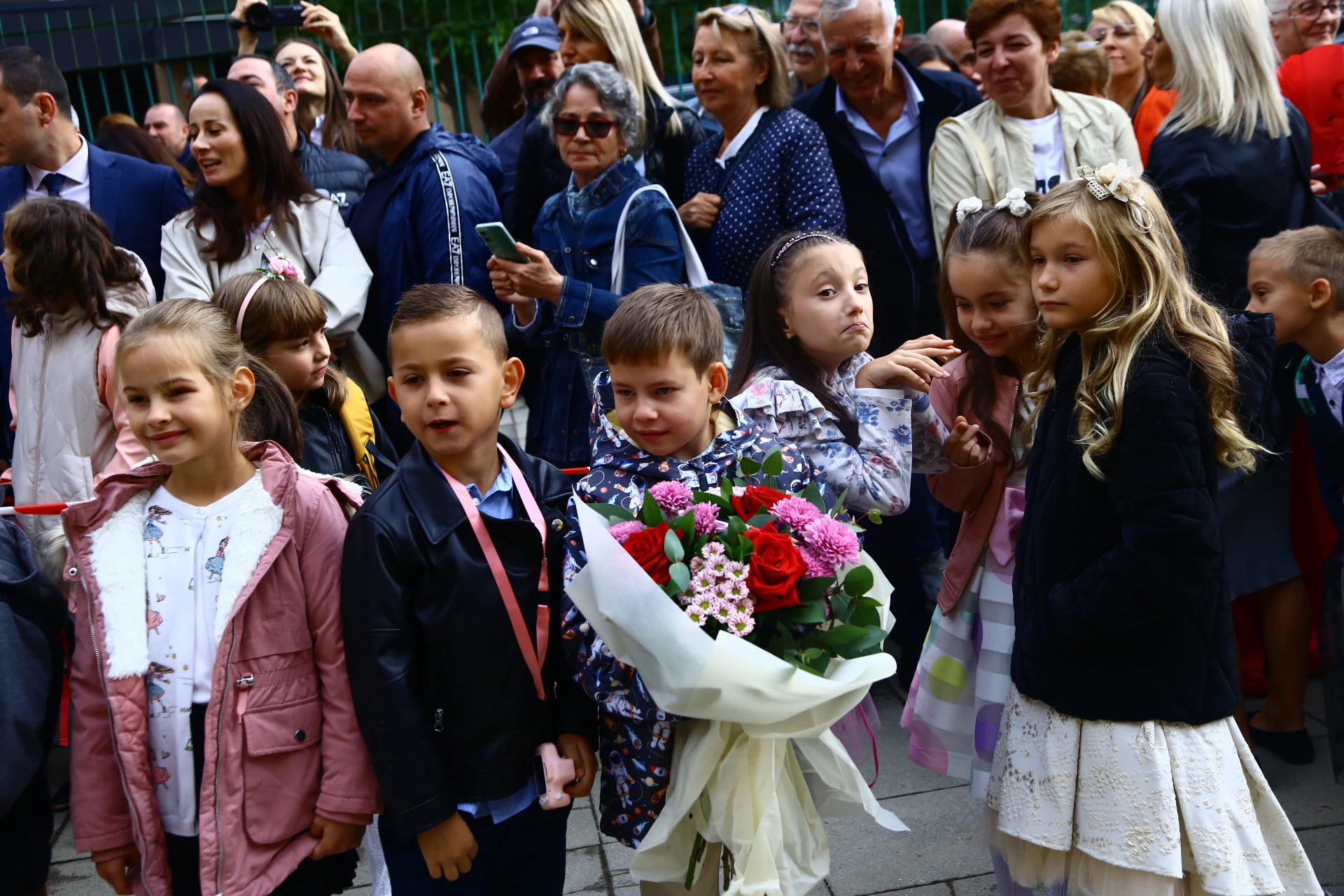 Фоторепортаж в БЛИЦ: Първолаци щурмуваха 2 СУ в София