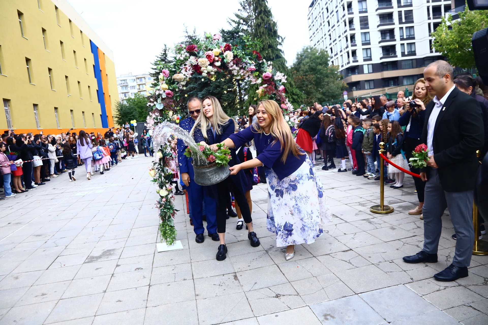 Фоторепортаж в БЛИЦ: Първолаци щурмуваха 2 СУ в София