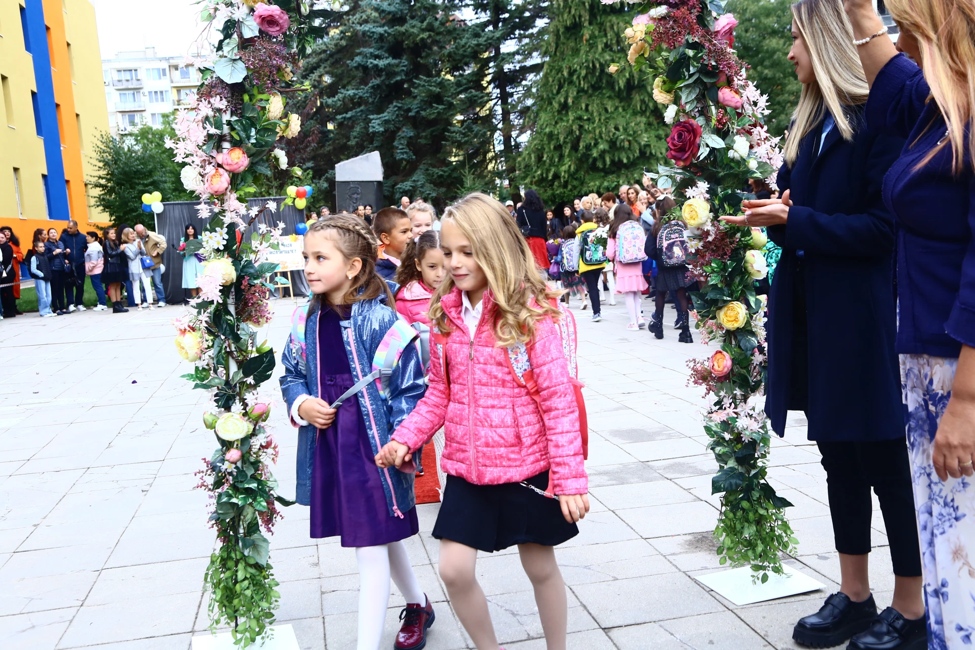 Фоторепортаж в БЛИЦ: Първолаци щурмуваха 2 СУ в София