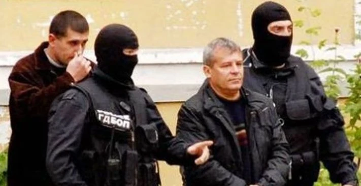 Свиреп бос на "Килърите" се появи окован и неузнаваем в съда СНИМКИ 