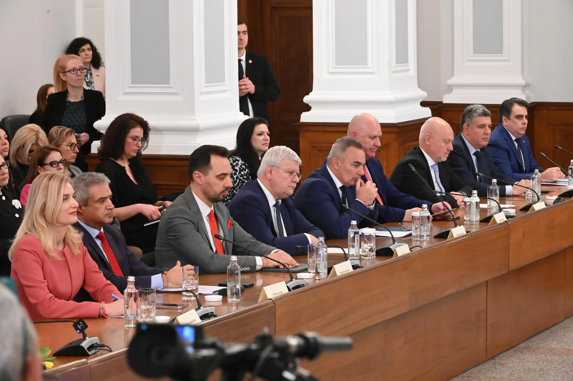 Скандална министърка на Денков пак се уреди на сладка служба