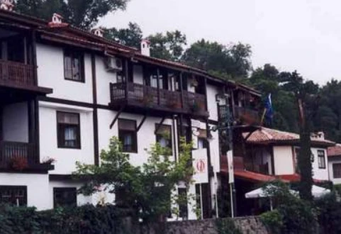 Гастарбайтери наливат пари в емблема в Пиринско, 10 г. ще...