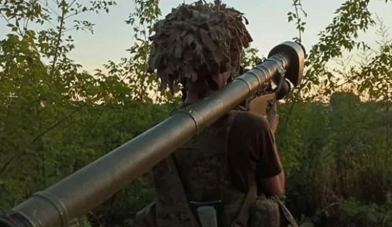Боец от украинските въоръжени сили свали дрон "Шахед" с ПЗРК "Игла" ВИДЕО