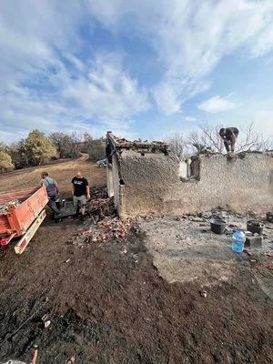Огън поглъща параклис, кръст оцелява по чудо СНИМКИ 
