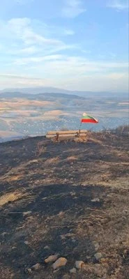 Огън поглъща параклис, кръст оцелява по чудо СНИМКИ 