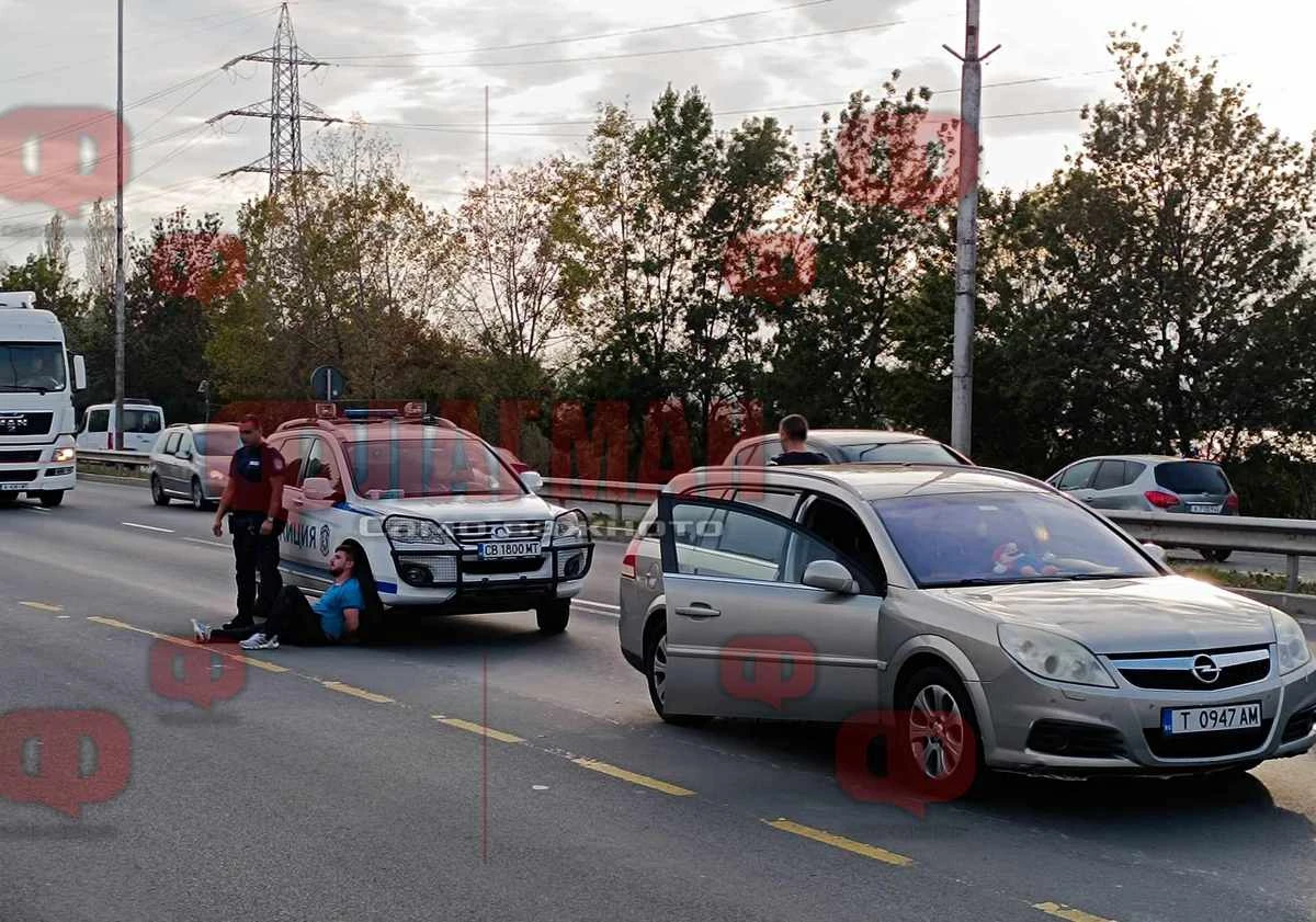 Едър мъж лежи проснат на асфалта след екшъна, взривил Бургас, а аверът му... ВИДЕО 