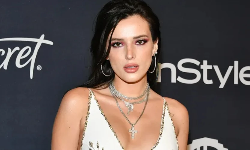 Бела Торн показа гореща фигура по бански на плажа СНИМКА 18+