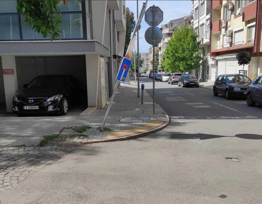  Бургазлия сътвори пълно безумие, хвана пътен знак и го...