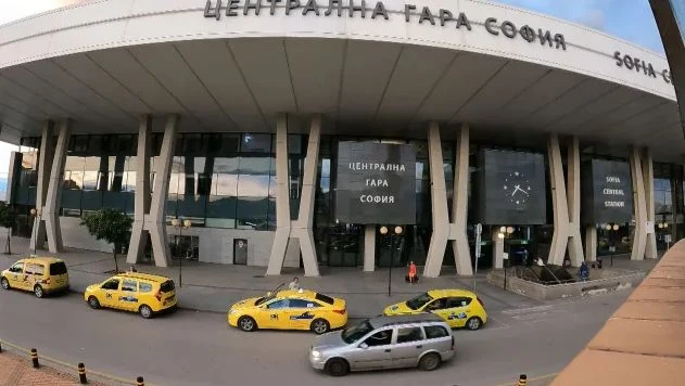 Това е циганоландия! СНИМКИ 18+ от Централна жп гара в София