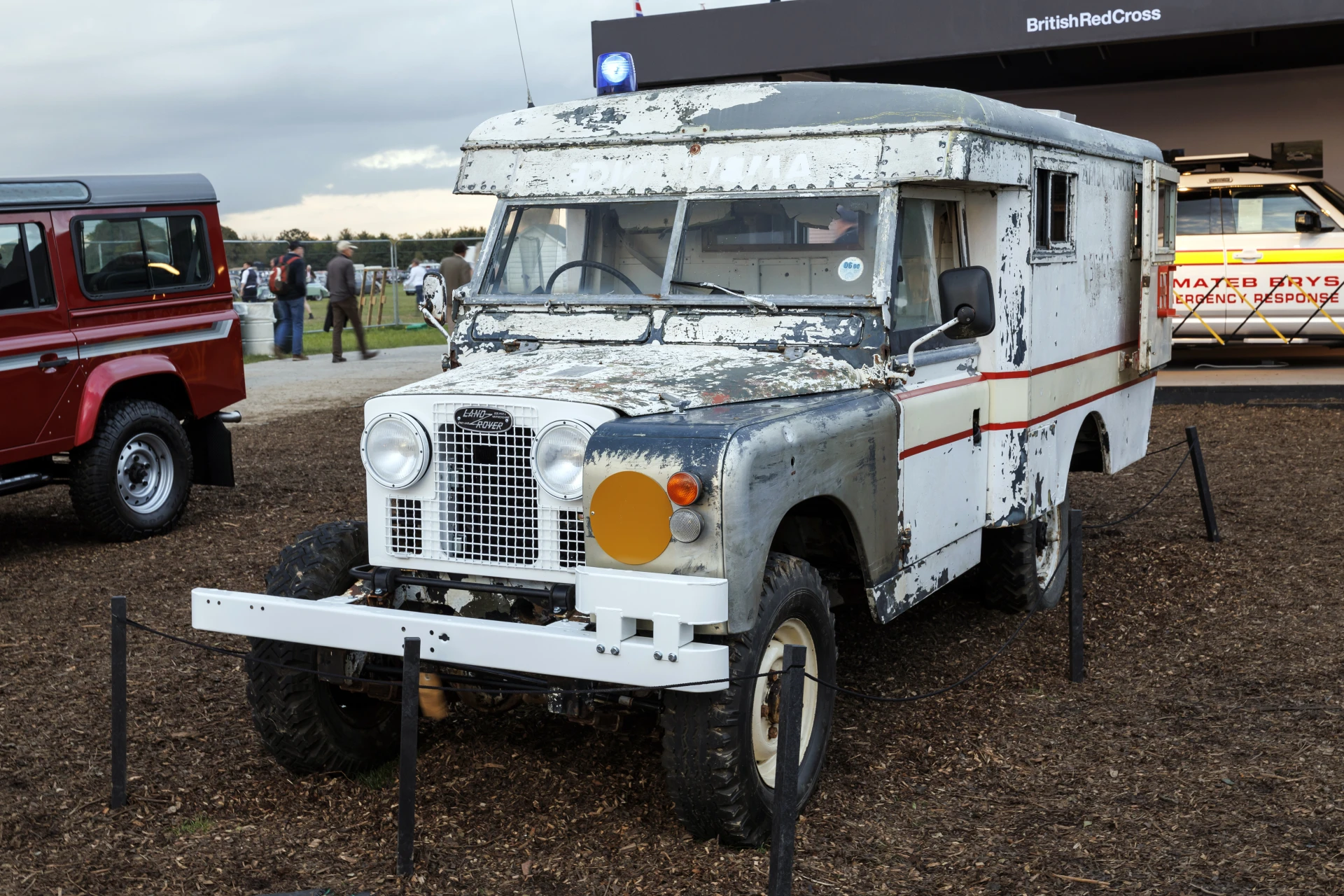 Defender отбелязва 70 години партньорство на Британския Червен кръст и Land Rover Classic с реставрация на фестивала Goodwood Revival