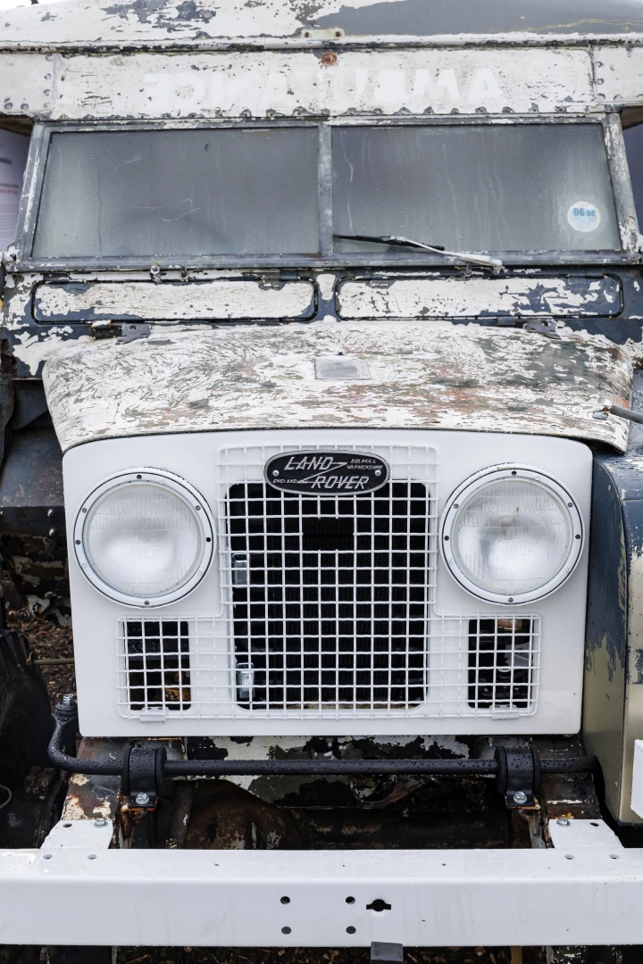 Defender отбелязва 70 години партньорство на Британския Червен кръст и Land Rover Classic с реставрация на фестивала Goodwood Revival