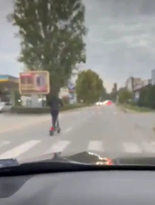 Младеж на тротинетка вбеси цял Кюстендил с действията си ВИДЕО