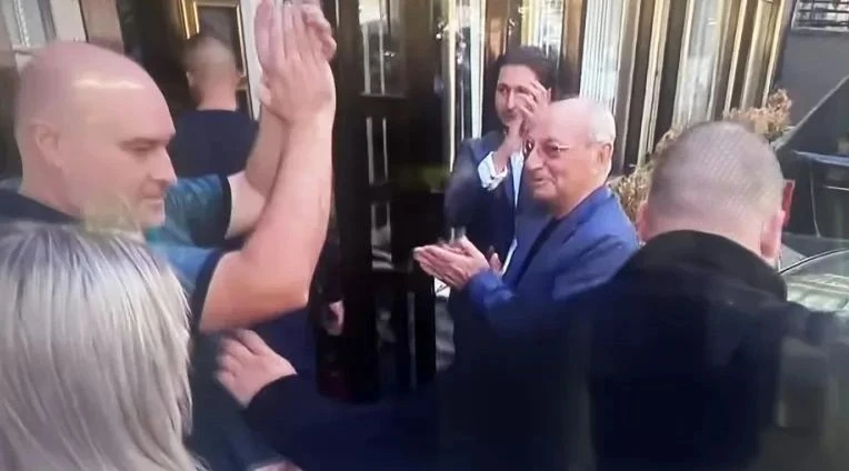 Банда бабаити пазят Ахмед Доган от журналистите, докато напуска централата на ДПС СНИМКИ
