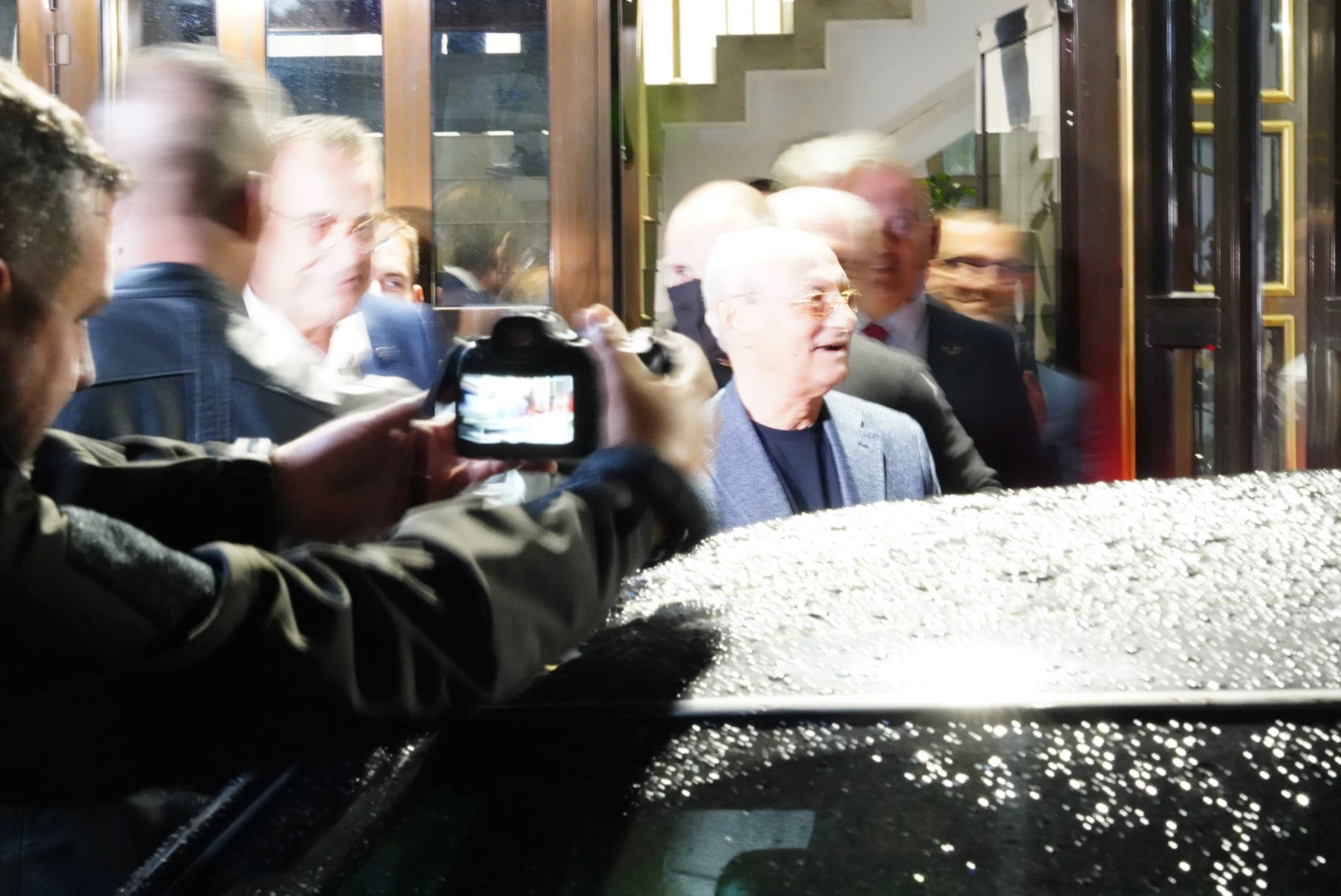 Банда бабаити пазят Ахмед Доган от журналистите, докато напуска централата на ДПС СНИМКИ