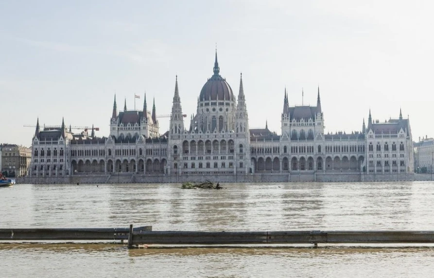 Дунав излезе от коритото си в Будапеща, водата се доближи до парламента СНИМКИ