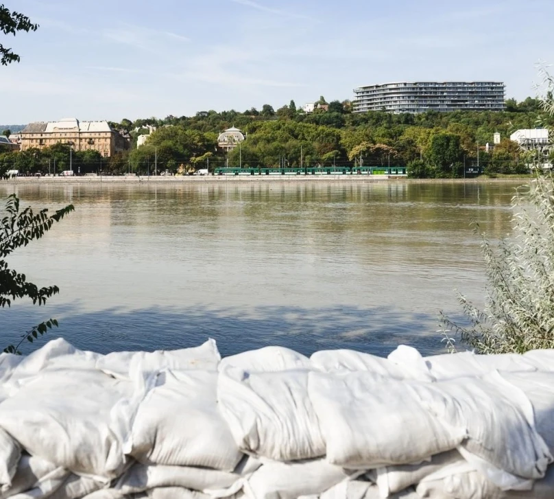 Дунав излезе от коритото си в Будапеща, водата се доближи до парламента СНИМКИ