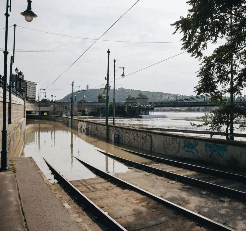 Дунав излезе от коритото си в Будапеща, водата се доближи до парламента СНИМКИ