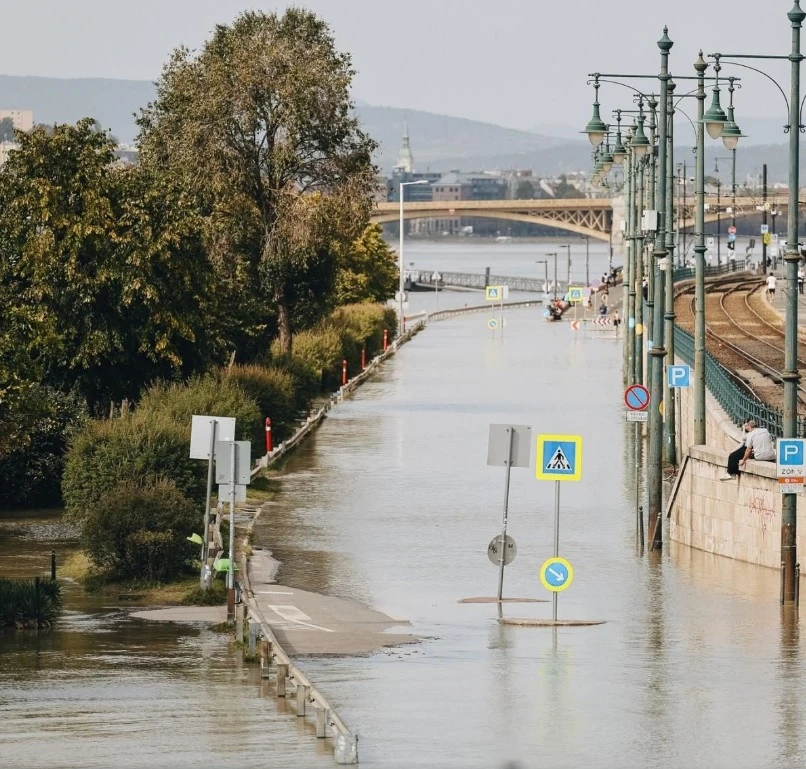 Дунав излезе от коритото си в Будапеща, водата се доближи до парламента СНИМКИ