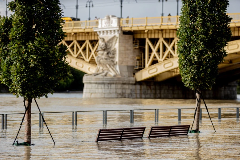 Дунав излезе от коритото си в Будапеща, водата се доближи до парламента СНИМКИ
