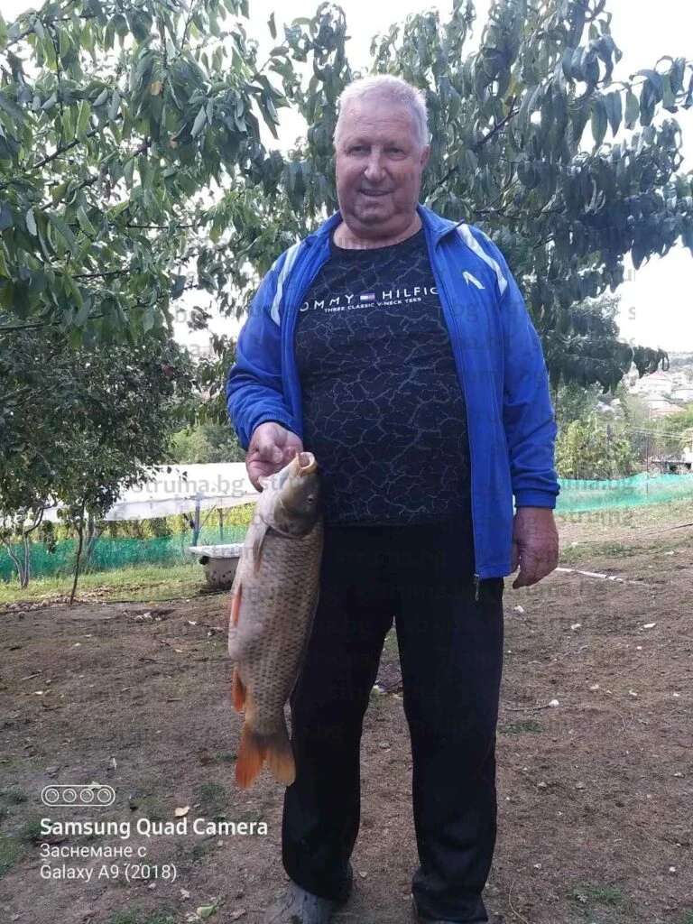 БГ пенсионери отгледаха домат-рекордьор, а ранчото им в с. Вълкосел е уау! СНИМКИ