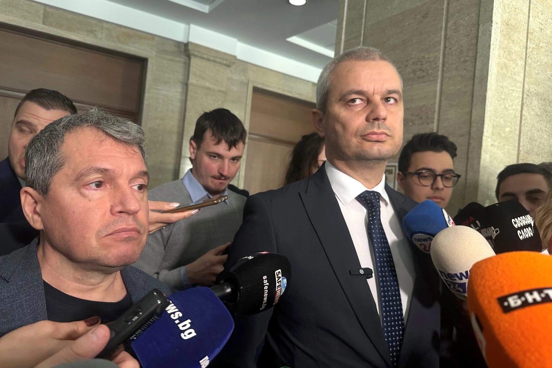 Костадинов побесня, внася сигнал до ДАНС, а за кабинета...