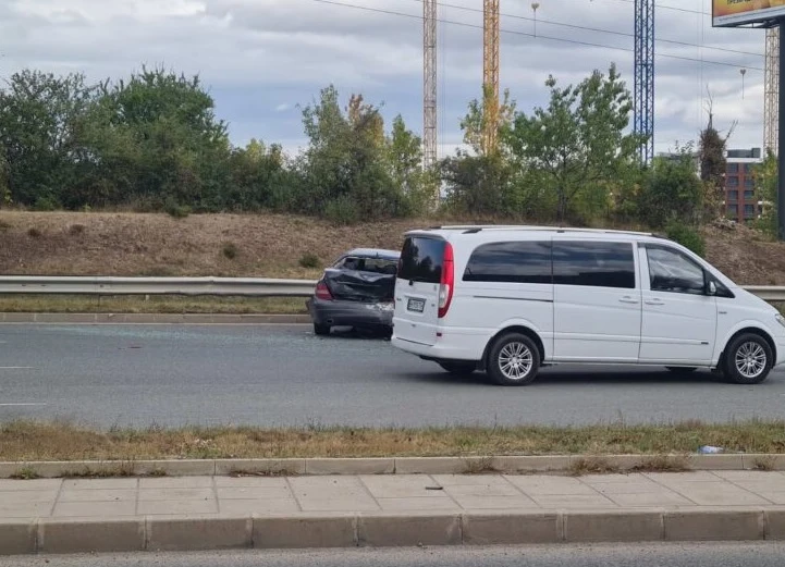 Такова тежко автомеле на софийското Околовръстно скоро май не е имало СНИМКИ