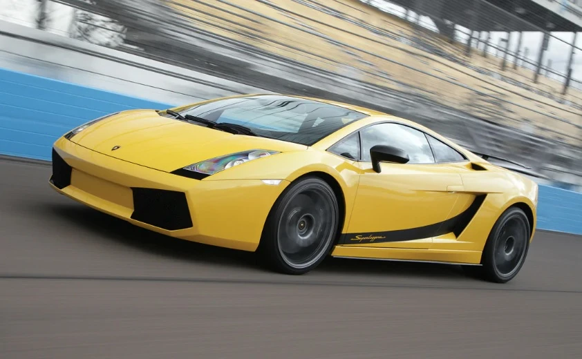 Зрелищни ВИДЕА: Суперавтомобил Lamborghini изгоря като факла на пътя