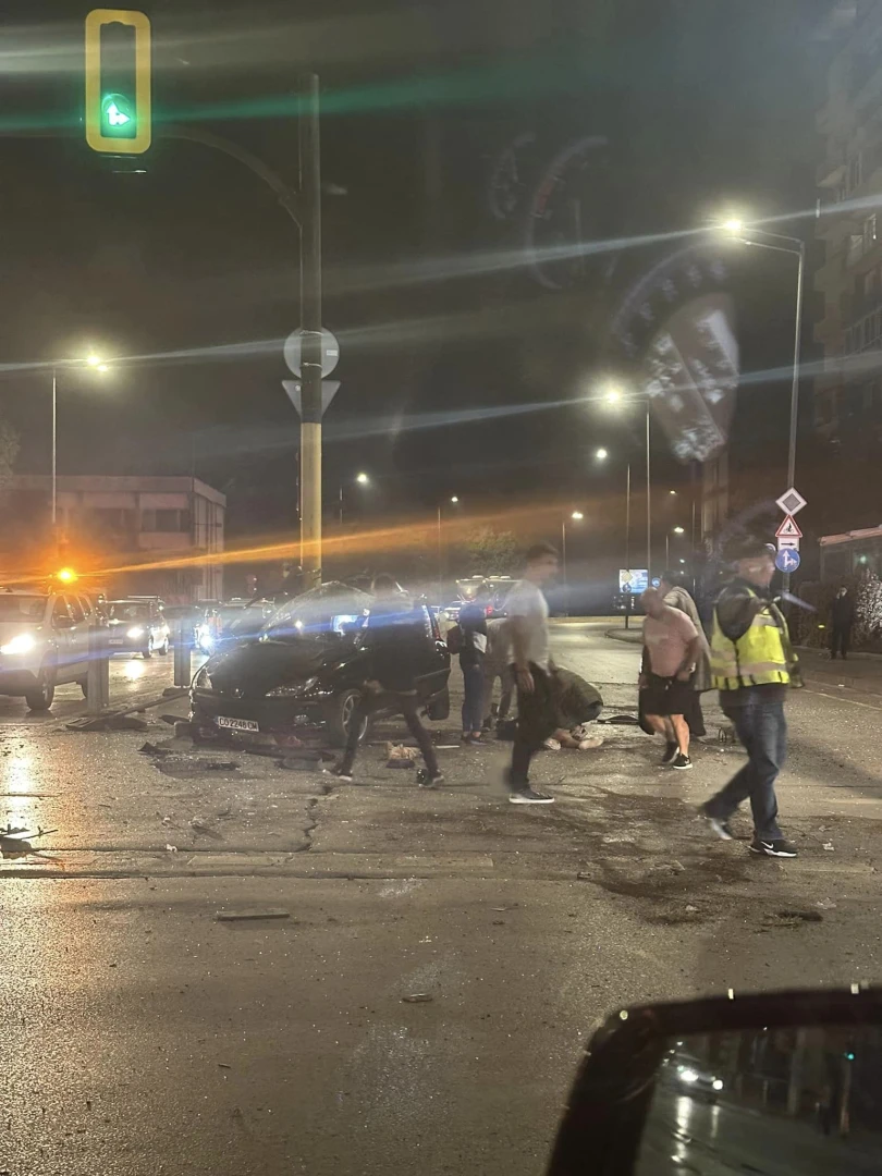 Първо в БЛИЦ! Зверско меле в сърцето на София, на платното лежи човек без обувки, а друг... СНИМКИ 18+