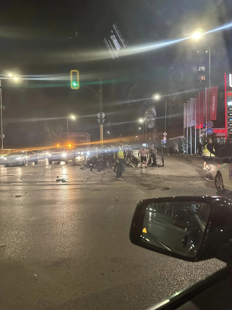 Първо в БЛИЦ! Зверско меле в сърцето на София, на платното лежи човек без обувки, а друг... СНИМКИ 18+