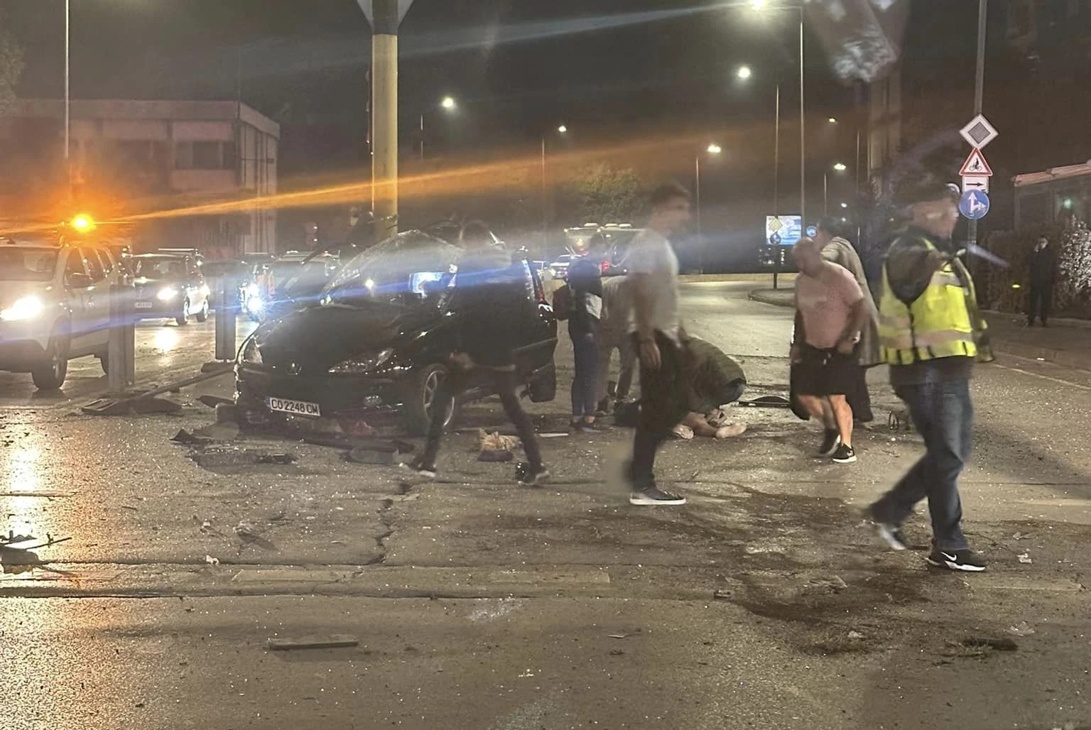 Първо в БЛИЦ! Зверско меле в сърцето на София, на платното лежи човек без обувки, а друг... СНИМКИ 18+