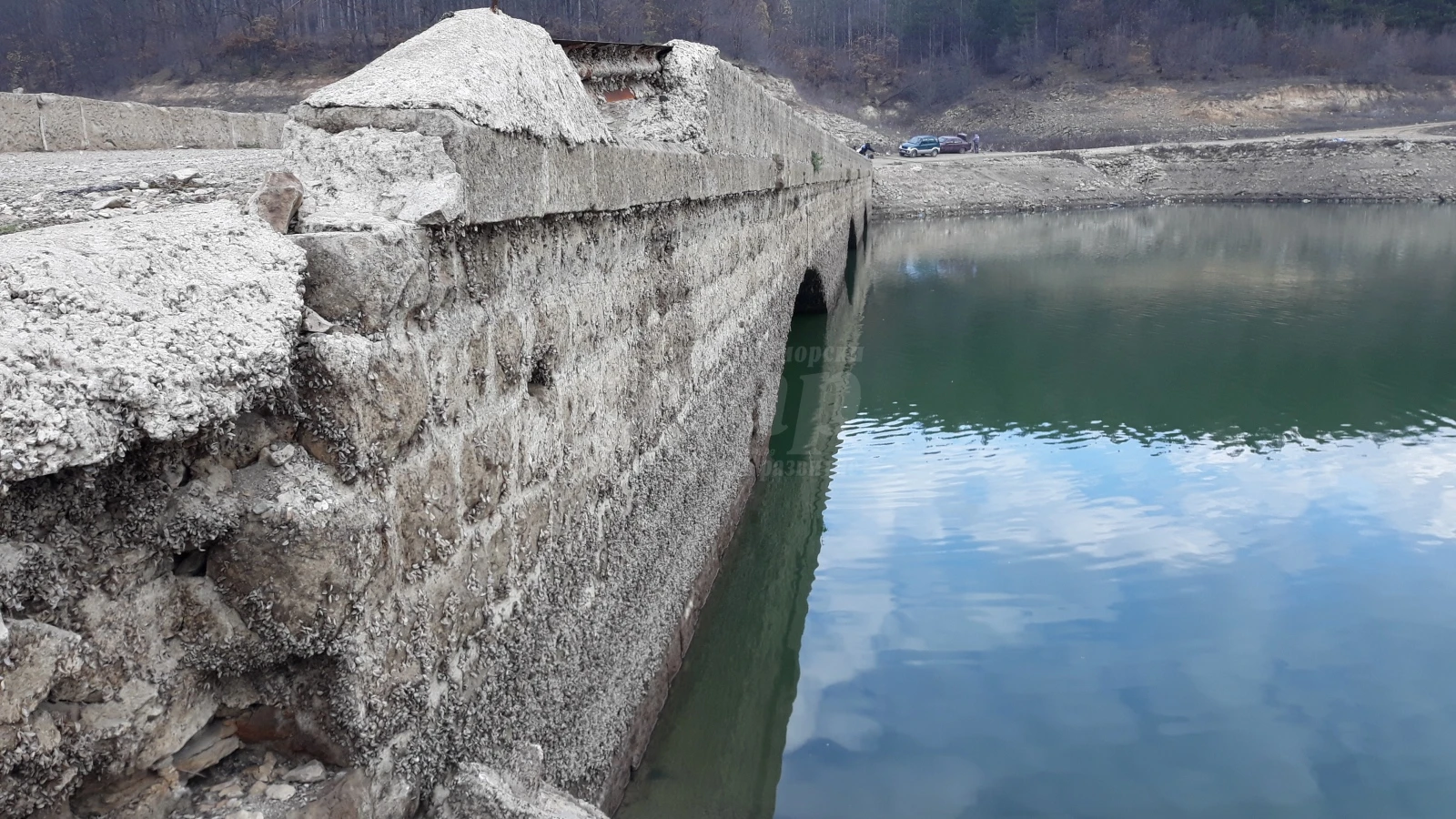 Най-големият язовир във Варненско пресъхва! От водите изплуваха древни... СНИМКИ