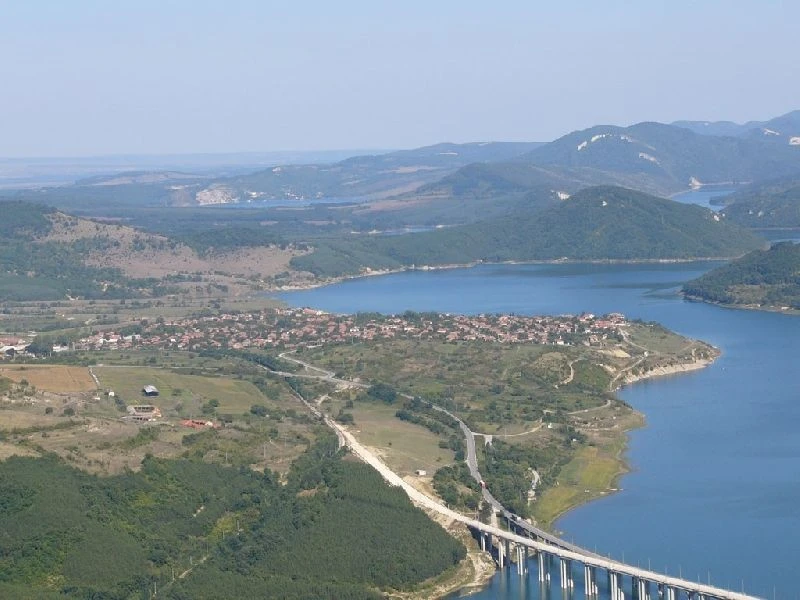 Най-големият язовир във Варненско пресъхва! От водите изплуваха древни... СНИМКИ