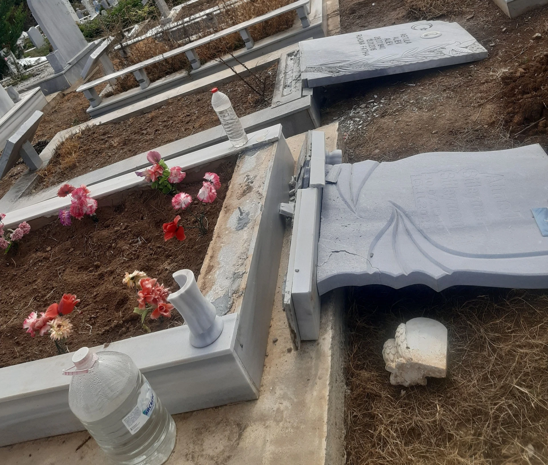Поругаха мюсюлманските гробове в Лозница, местните подозират нещо страшно... СНИМКИ
