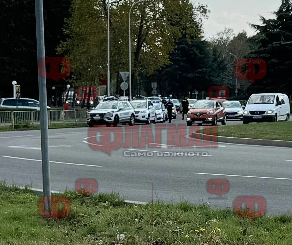 Свиреп екшън в Бургас! 4 патрулки приклещиха "Фолксваген" след бясна гонка, а вътре... СНИМКИ