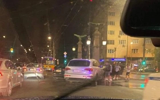 Зверско меле в сърцето на София ВИДЕО
