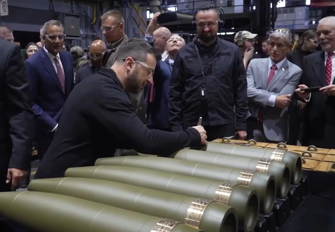 Зеленски посети американски завод, произвеждащ боеприпаси за Украйна ВИДЕО