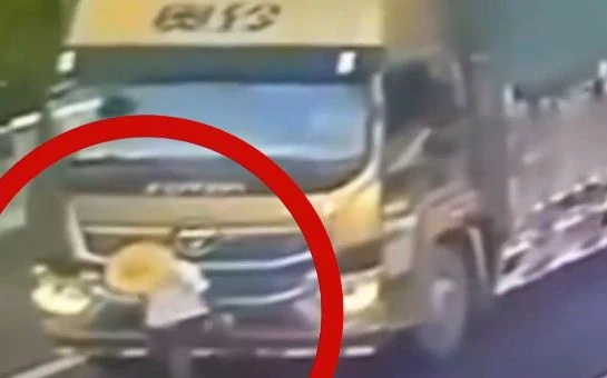Пълен шок! Мъж бяга пред камион и крие номера му, причината е безумна ВИДЕО 