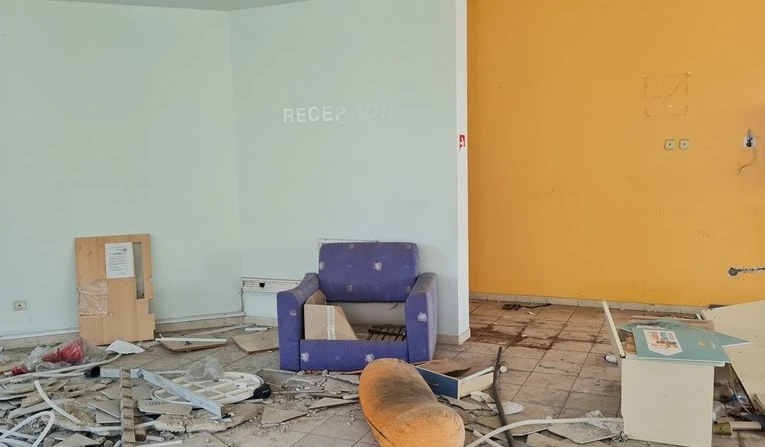Стотици се стичат към този внушителен хотел призрак край Варна, за да... СНИМКИ 