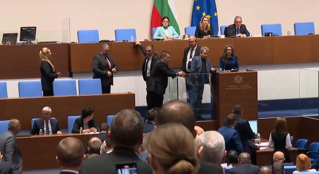 Цирк в парламента! На трибуната ври и кипи  