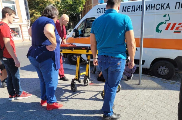 Извънредна ситуация в центъра на Пловдив, веднага извикаха линейка СНИМКИ