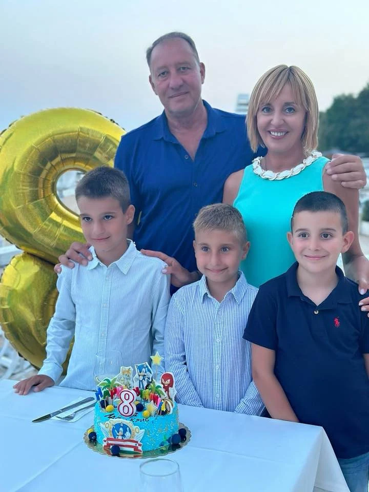 Пожарите са потушени! Мая Манолова и Ангел Найденов показаха внуците СНИМКА