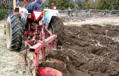 Тракторист от Павликени разора нивата си и откри нещо зловещо