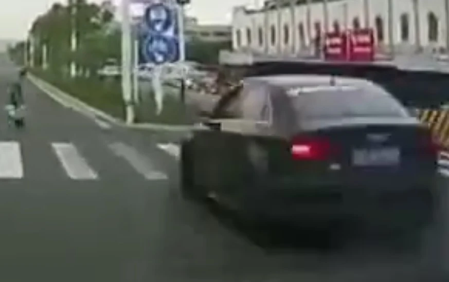 Не е за вярване как постъпи тази жена при сериозна катастрофа на пътя ВИДЕО