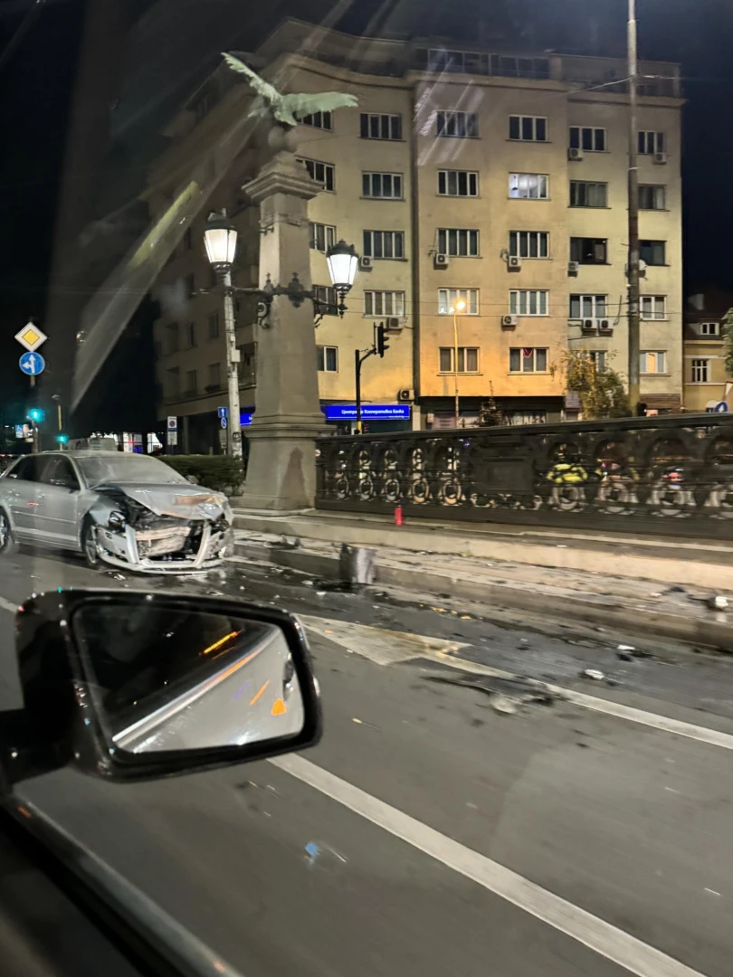 Извънредна ситуация посред нощ на пъпа на София ВИДЕО