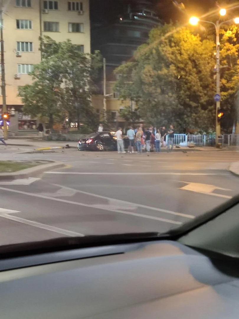 Извънредна ситуация посред нощ на пъпа на София ВИДЕО