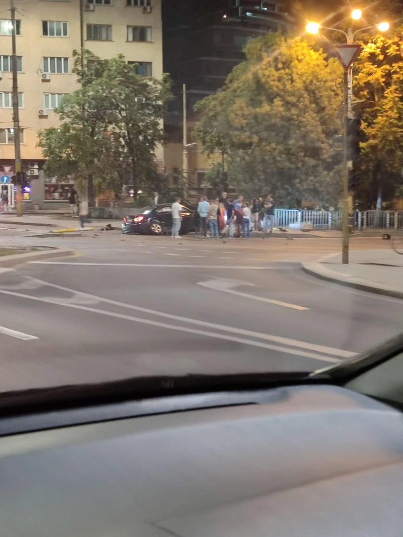 Извънредна ситуация посред нощ на пъпа на София ВИДЕО