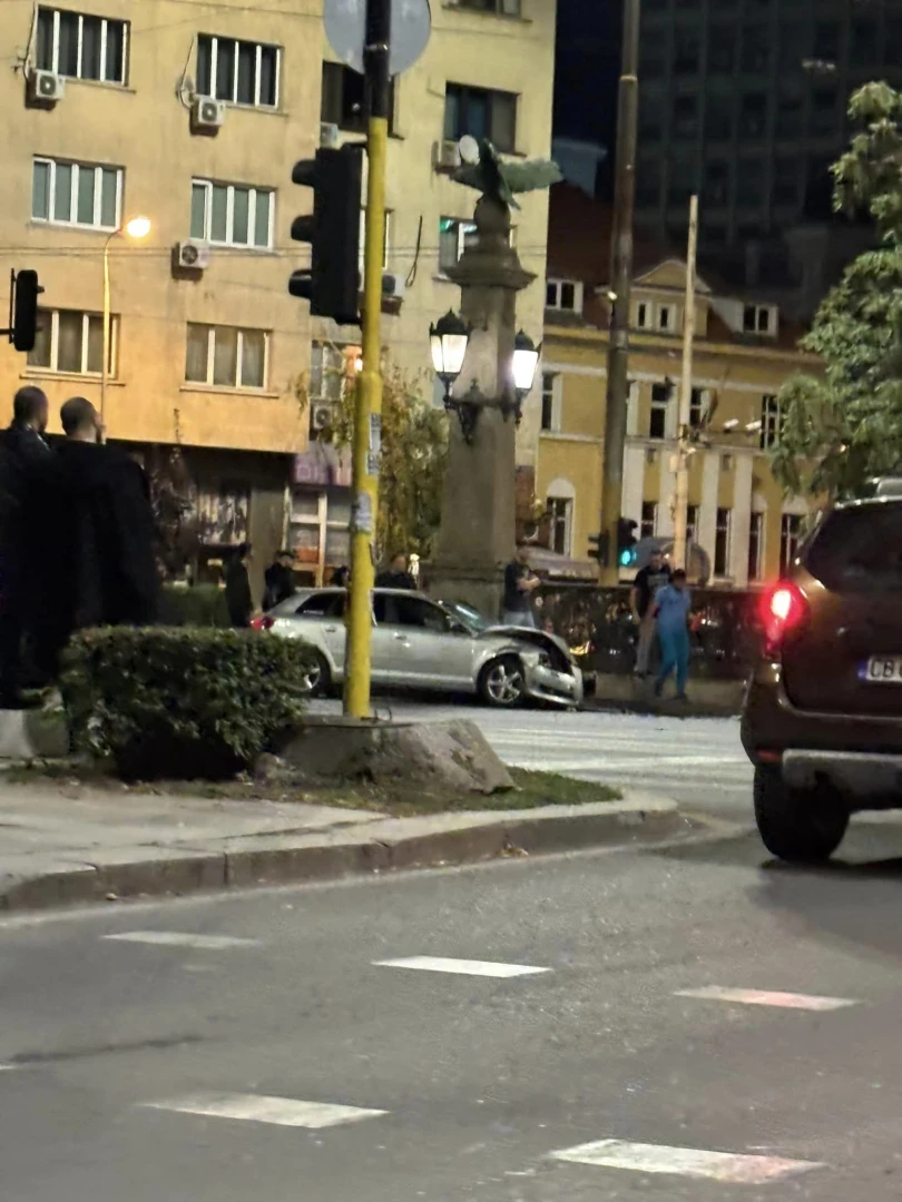 Извънредна ситуация посред нощ на пъпа на София ВИДЕО