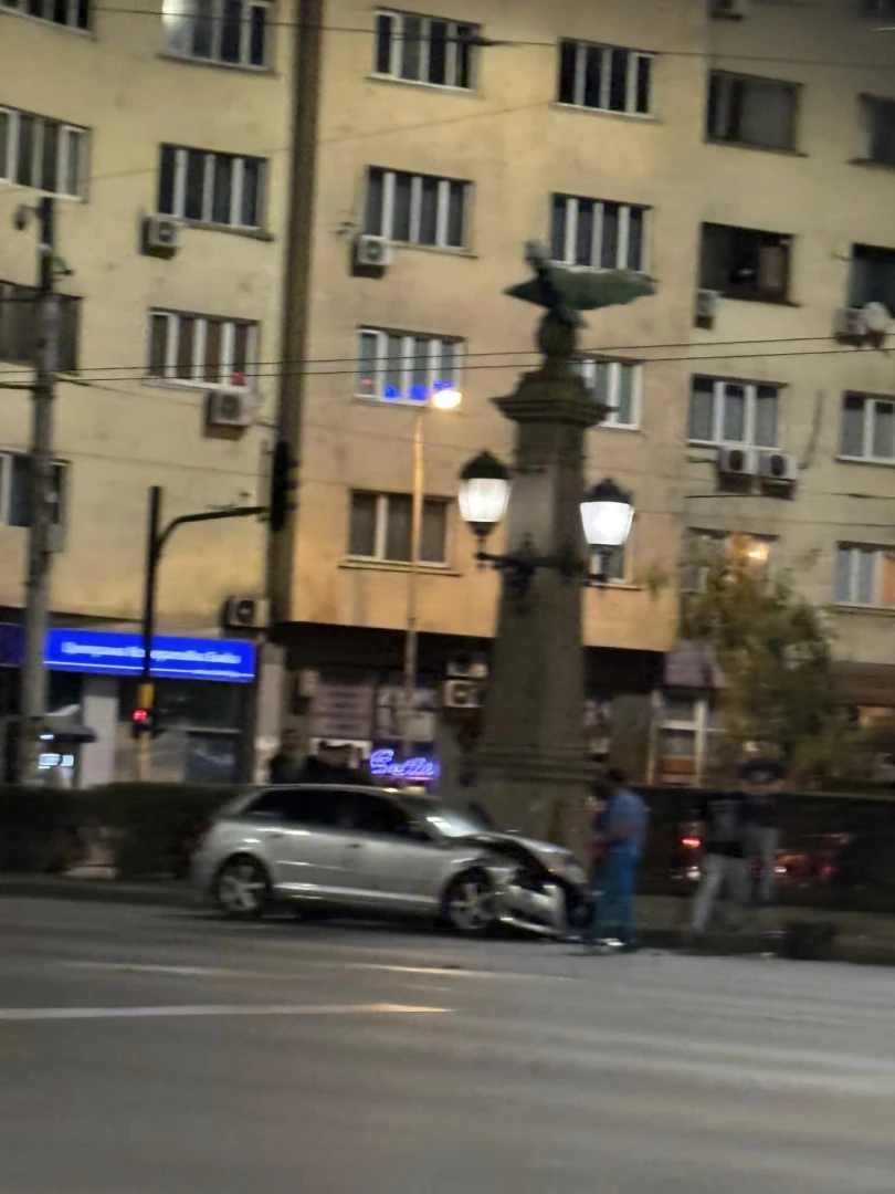 Извънредна ситуация посред нощ на пъпа на София ВИДЕО