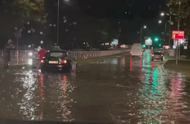 Варна е като след война! Паднали клони и преливащи шахти и... ВИДЕО