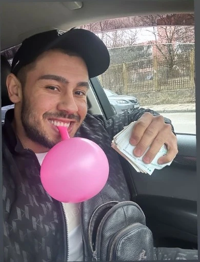 Ей го нашия: Шофьор дърпа райски газ докато кара, направи се на мармалад СНИМКИ 